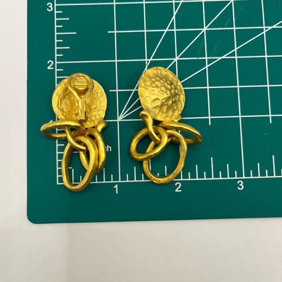 Elegant Matte Gold Hammered Earrings Clip on Premier Designs Vintage Statement - Picture 13 of 13